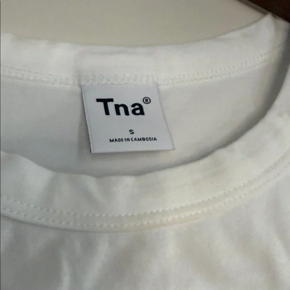 BNWT TNA White Cut-Out Long Sleeve Crop Top - Picture 2 of 4